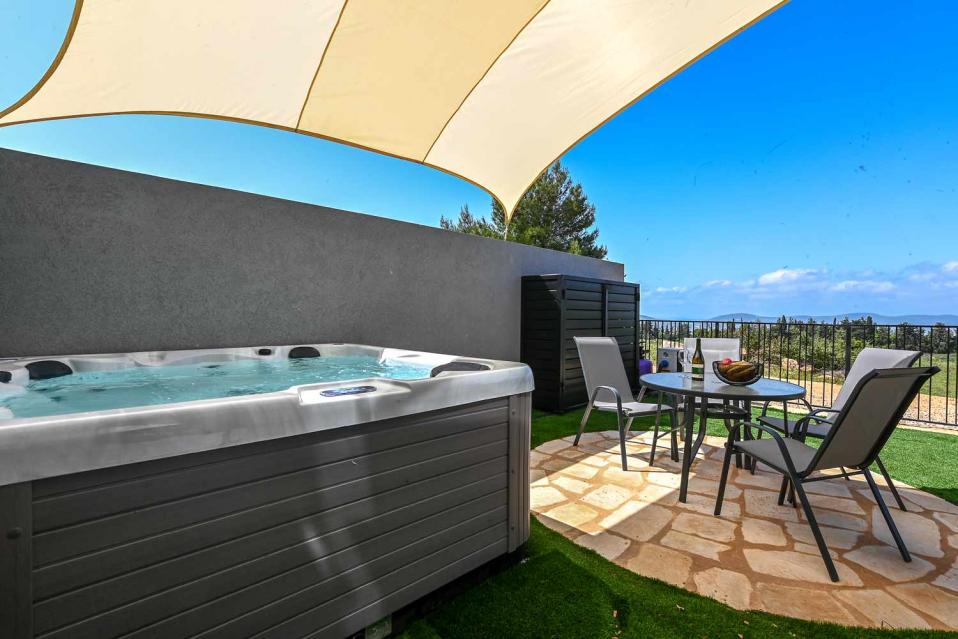 חצר שקטה עם ג'קוזי ספא גדול במפלס התחתון