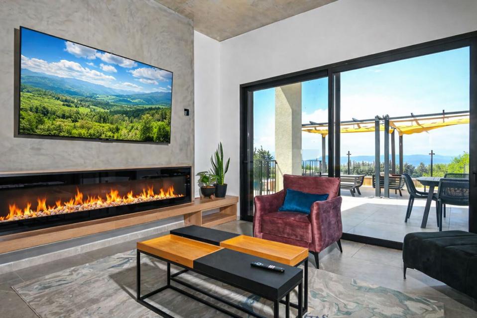 יציאה ישירה מהסלון למרפסת נוף גדולה