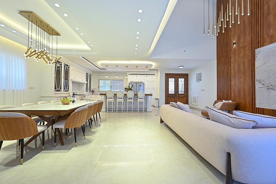 חלל פנים גדול ומרווח לאירוח משפחות