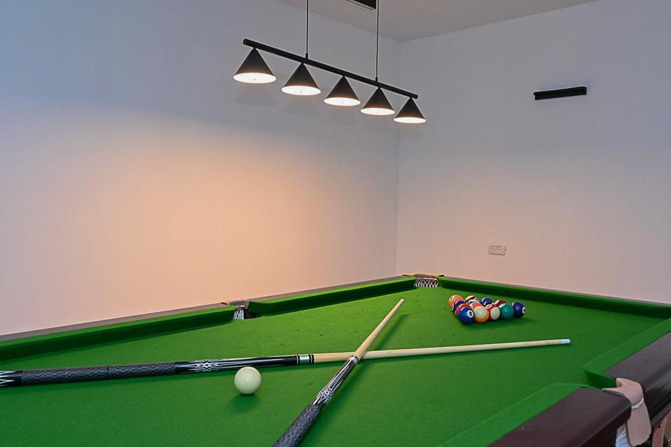 חדר פנאי עם שולחן ביליארד, טניס שולחן וכדורגל שולחני