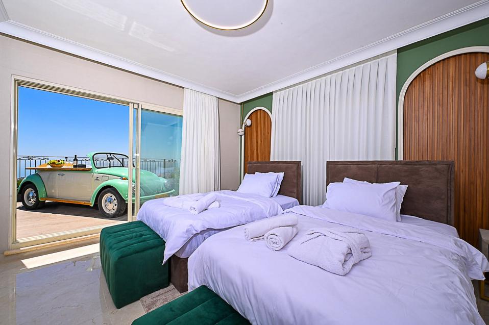 סוויטה בקומה העליונה עם מרפסת וג'קוזי ספא פרטי