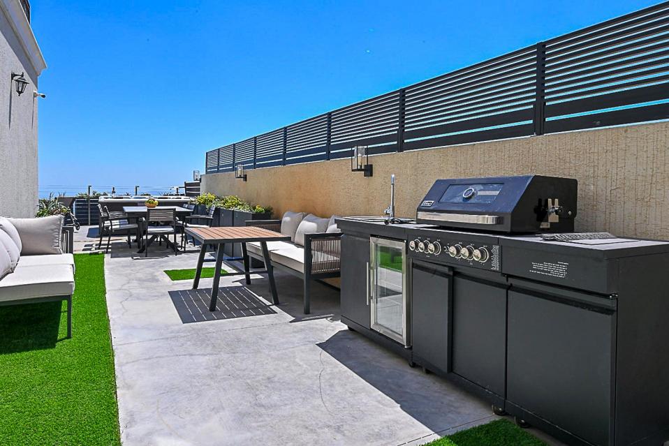 מטבח חוץ מאובזר עם מנגל גז