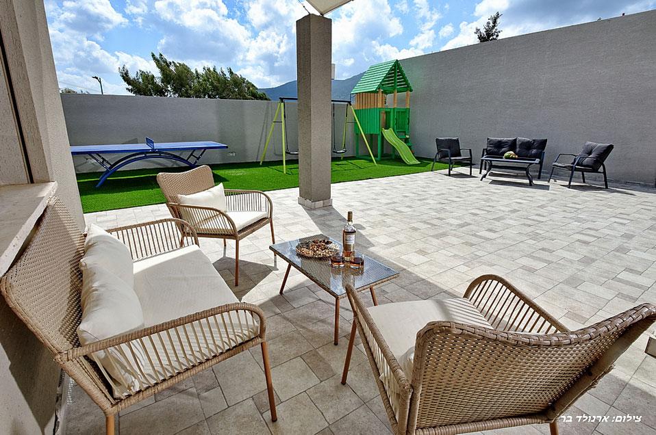 חצר גדולה - מרחב חוץ נעים לישיבה, משחק וזמן איכות