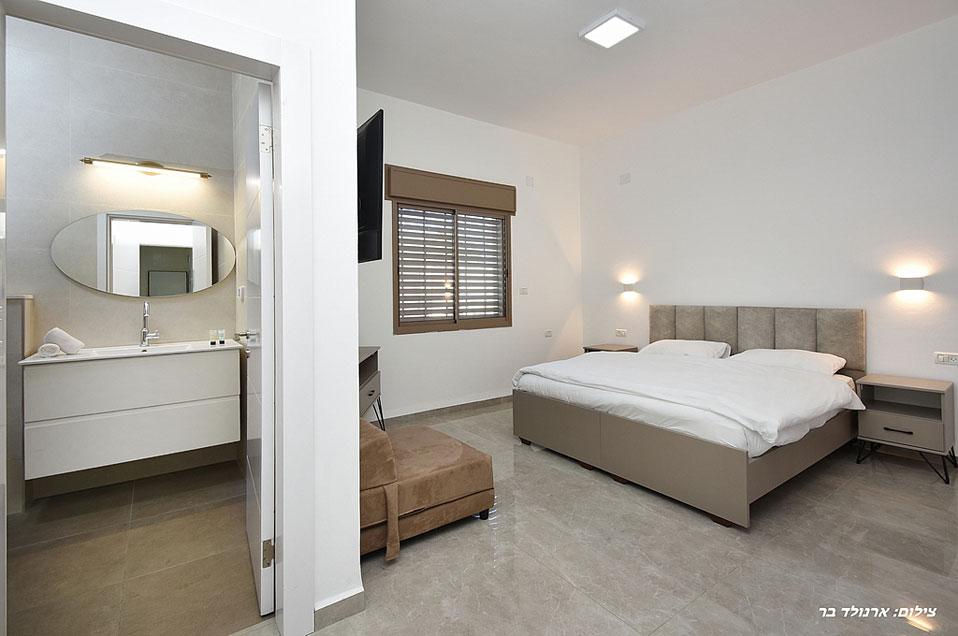 חדר מאסטר צמוד חדר רחצה