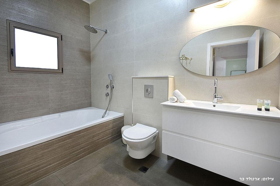 אמבטיה בחדר הרחצה- חדר מאסטר