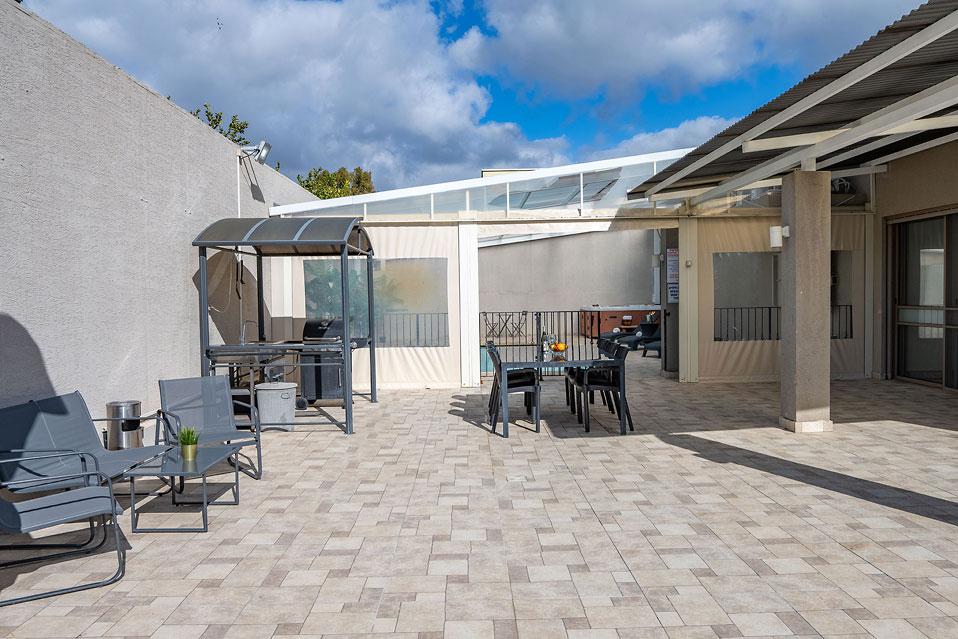 חצר גדולה מרוצפת