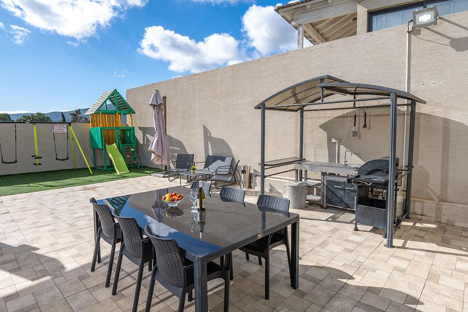 פינת ברביקיו&nbsp;מאובזר ומטבחון חוץ