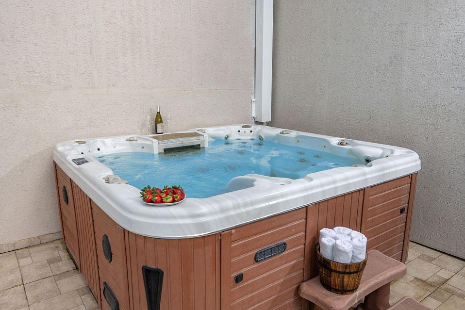 ג'קוזי ספא גדול במתחם הבריכה