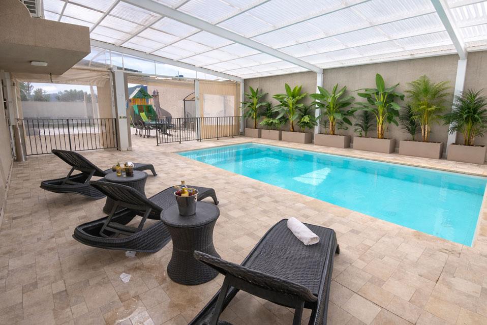 בריכת שחיה גדולה מקורה, מחוממת בחורף