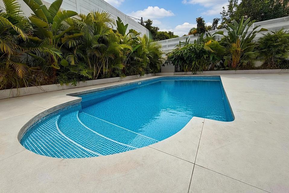 בריכת שחיה גדולה במיוחד