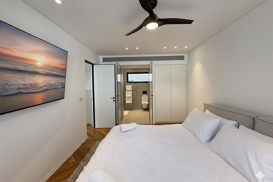 חדר מאסטר גדול- נוחות ופרטיות ברמה גבוהה