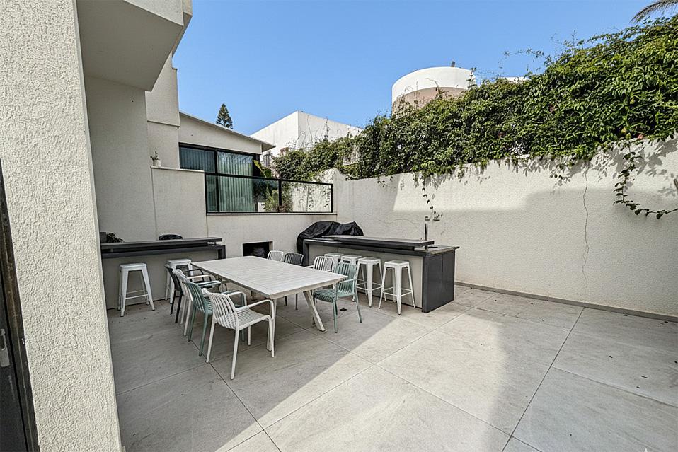 שולחן אירוח בחוץ – עם מטבח חוץ ועמדת ברביקיו לארוחות משותפות באוויר הפתוח