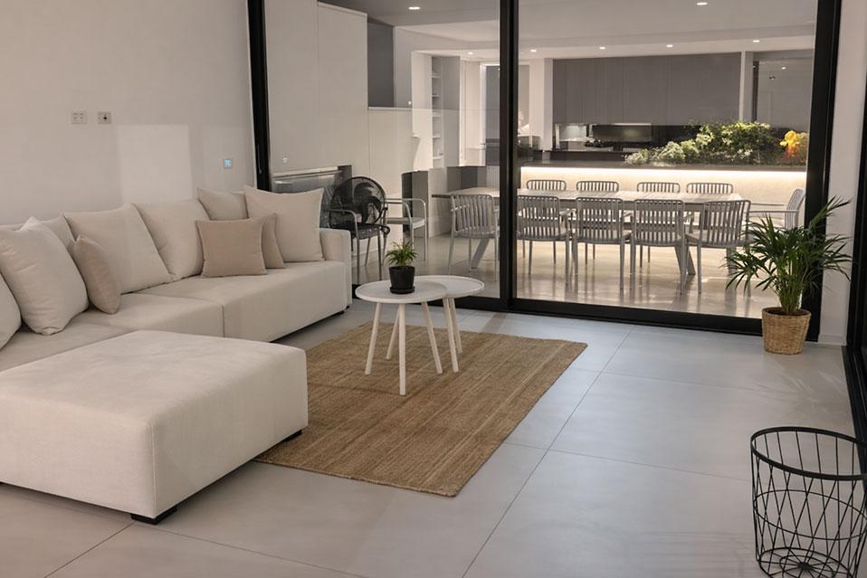 סלון אירוח מודרני – עיצוב הייטק יוקרתי