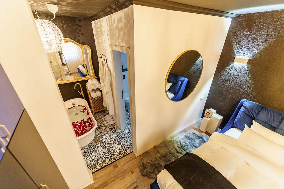 חלל פנים אינטימי ומוקפד – בלאק דיימונד כפר ורדים