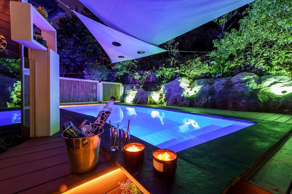 חתר מטופחת עם תאורה לילית קסומה