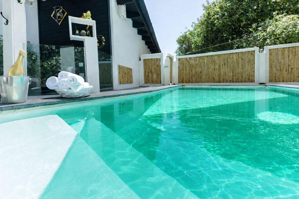 בריכת גלישה עם ג'קוזי מובנה בסוויטת בלאק דיימונד