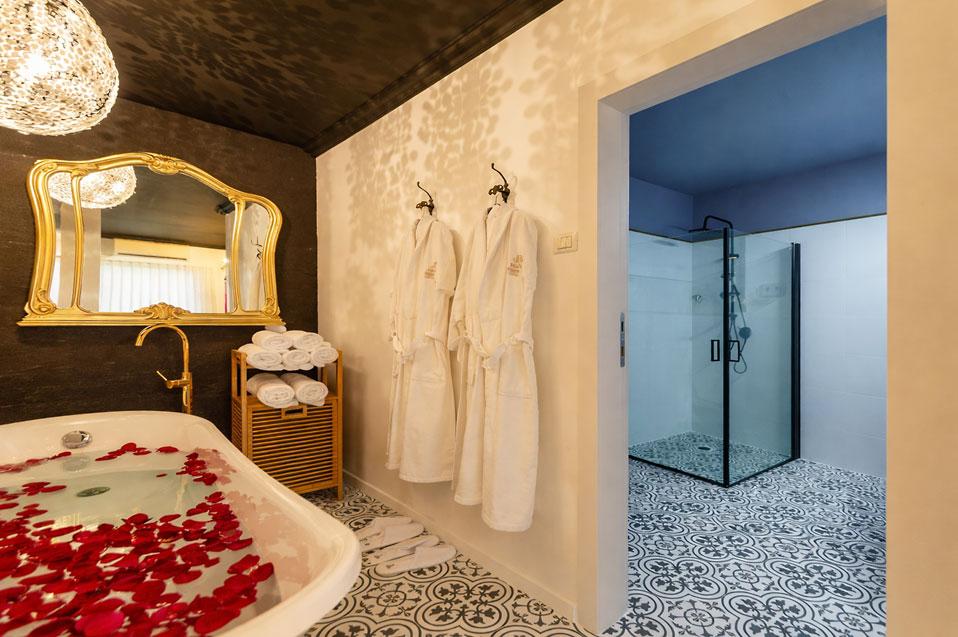 חדר רחצה מפנק עם אמבט פרי סטנדינג- בלאק דיימונד