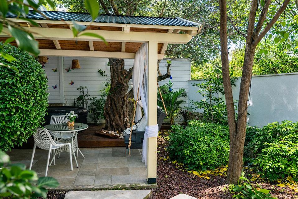 חצר אינטימית מטופחת בסוויטה דיימונד