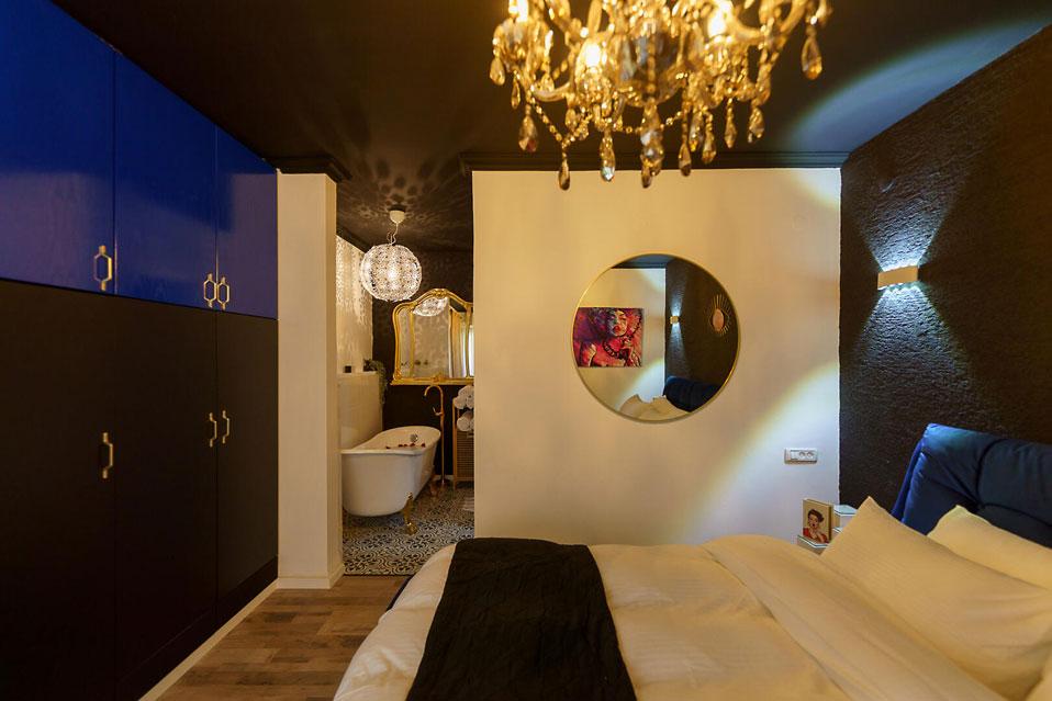 אווירה רומנטית- מיטה נוחה במיוחד ותאורה ייחודית