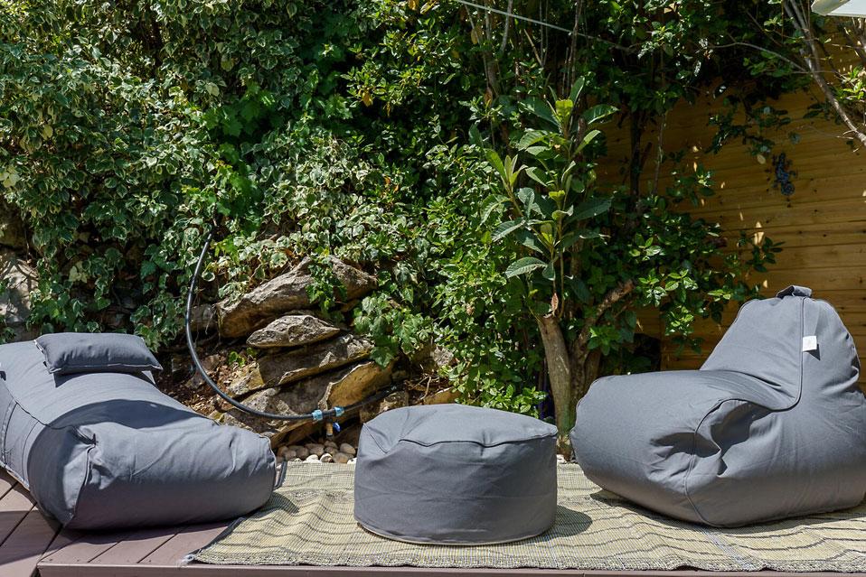 פינת רביצה&nbsp;חיצונית בחצר של בלאק דיימונד