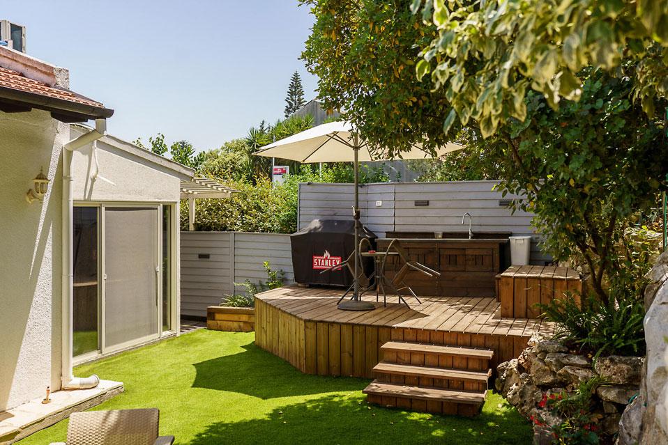 חצר מסודרת – דשא סינטטי, מטבחון חוץ  וברביקיו- בלאק דיימונד