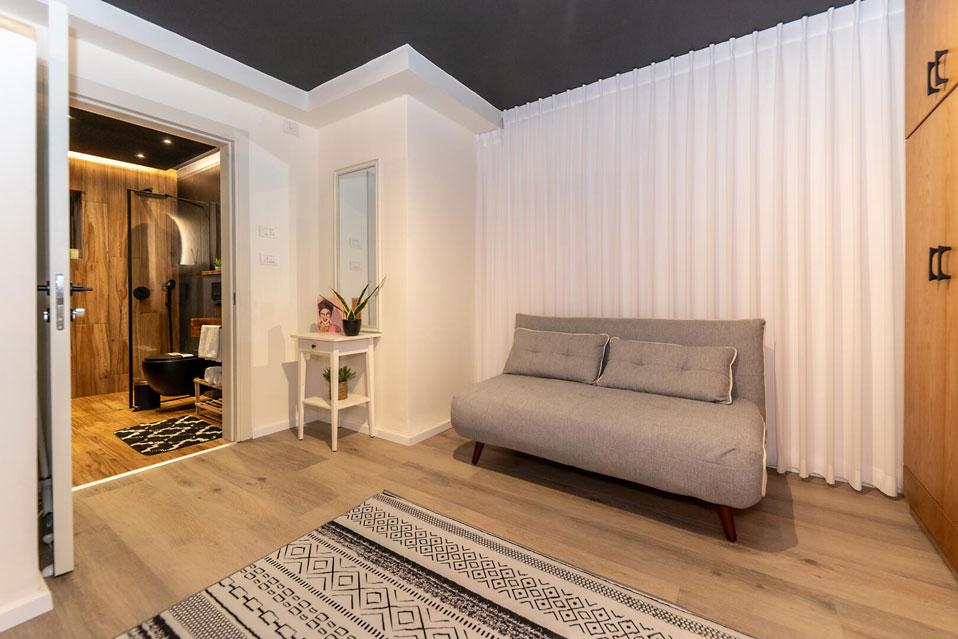 ספה נפתחת בסוויטה דיימונד- מתאימה ללינת ילדים