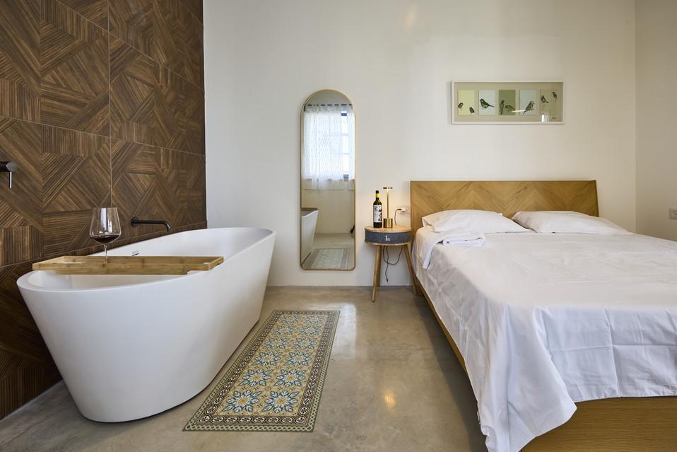 אמבט פרי-סטנדינג ליד המיטה- באווירת ספא