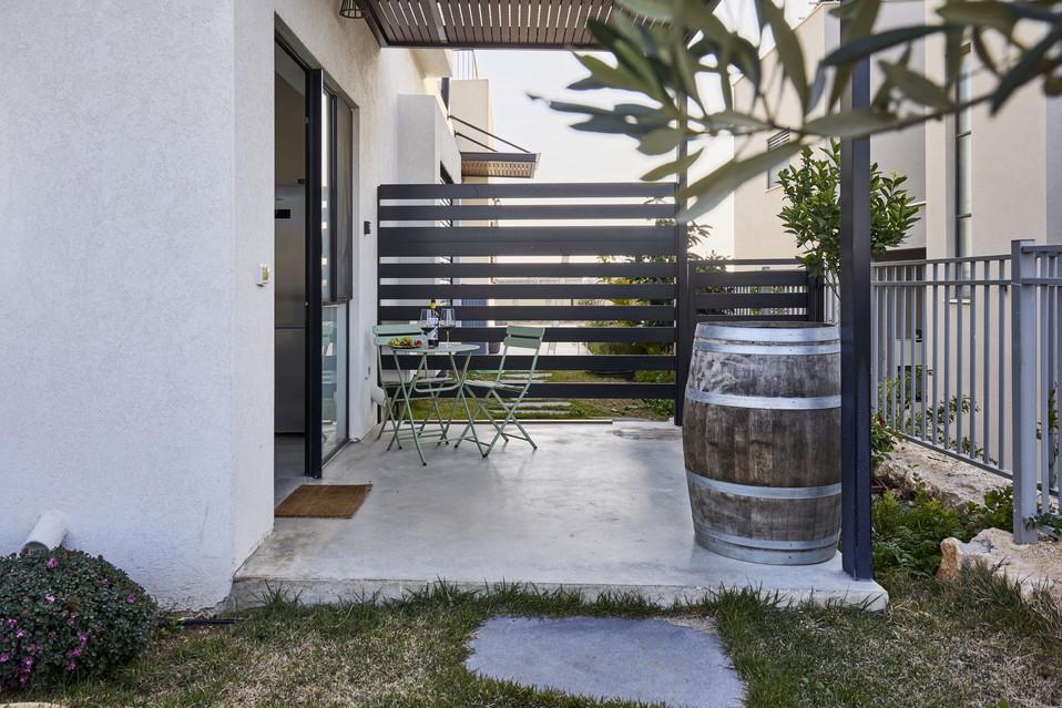 כניסה לסוויטה – פינת דשא טבעי ומבואה נעימה