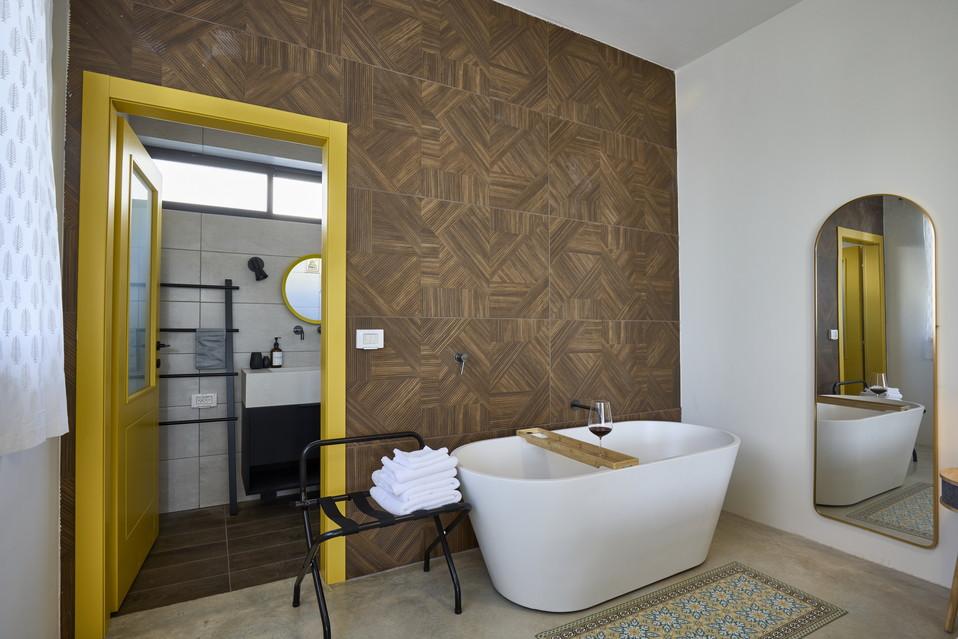 חדר רחצה מוקפד ואמבט פריסטנדינג לחווית ספא פרטית