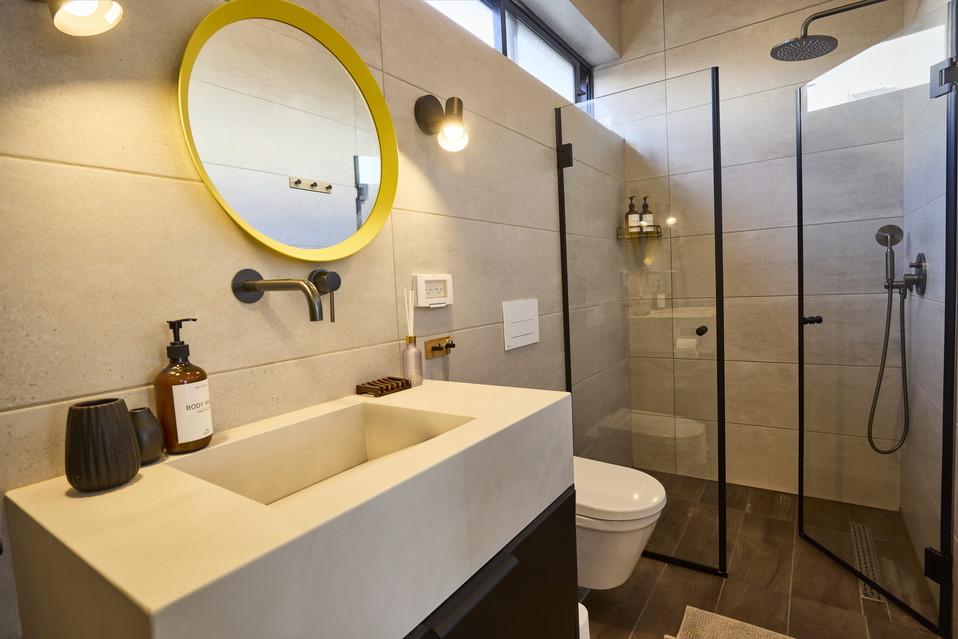 חדר רחצה סגור – נקי, מרווח ומוקפד