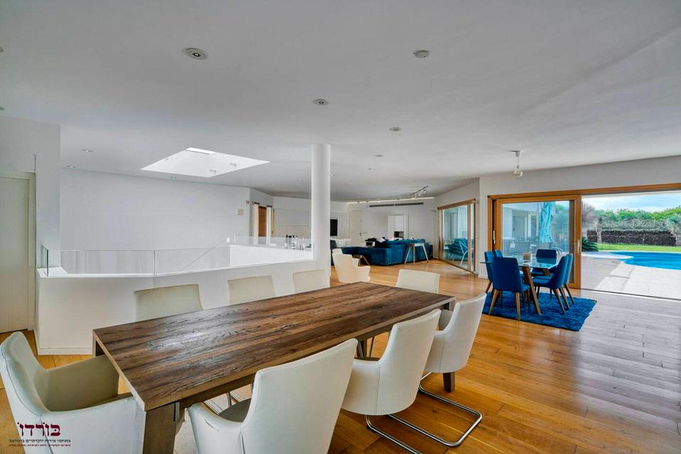 פינת אוכל מרווחת בסגנון מודרני