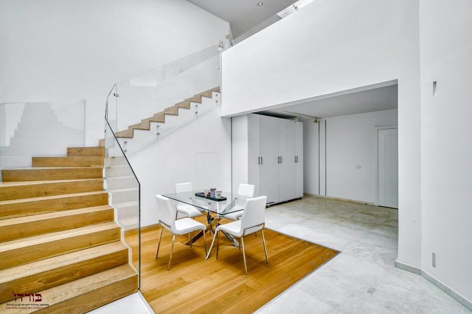 גרם מדרגות מעוצב ופינת ישיבה