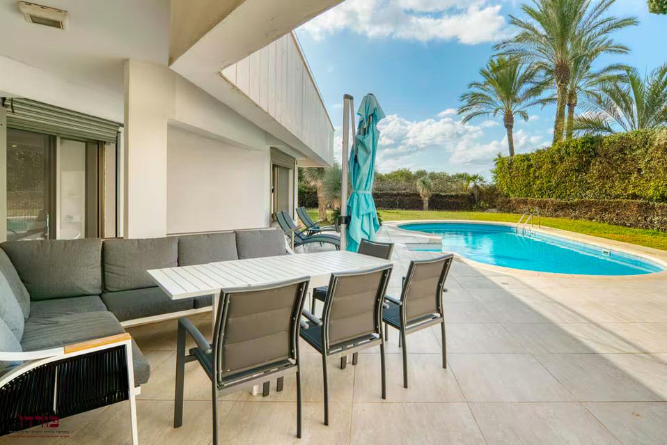 פינת אוכל חוץ  מול הבריכה