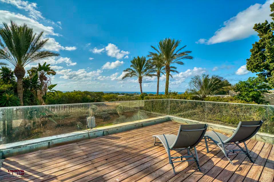 

גג תצפית עם נוף לים ודק שיזוף – וילה בקו ראשון לים

