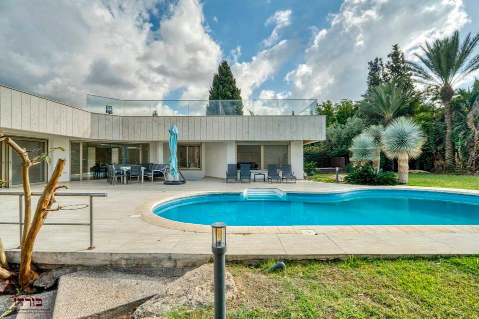 בריכה פרטית מעוגלת וחצר ענקית