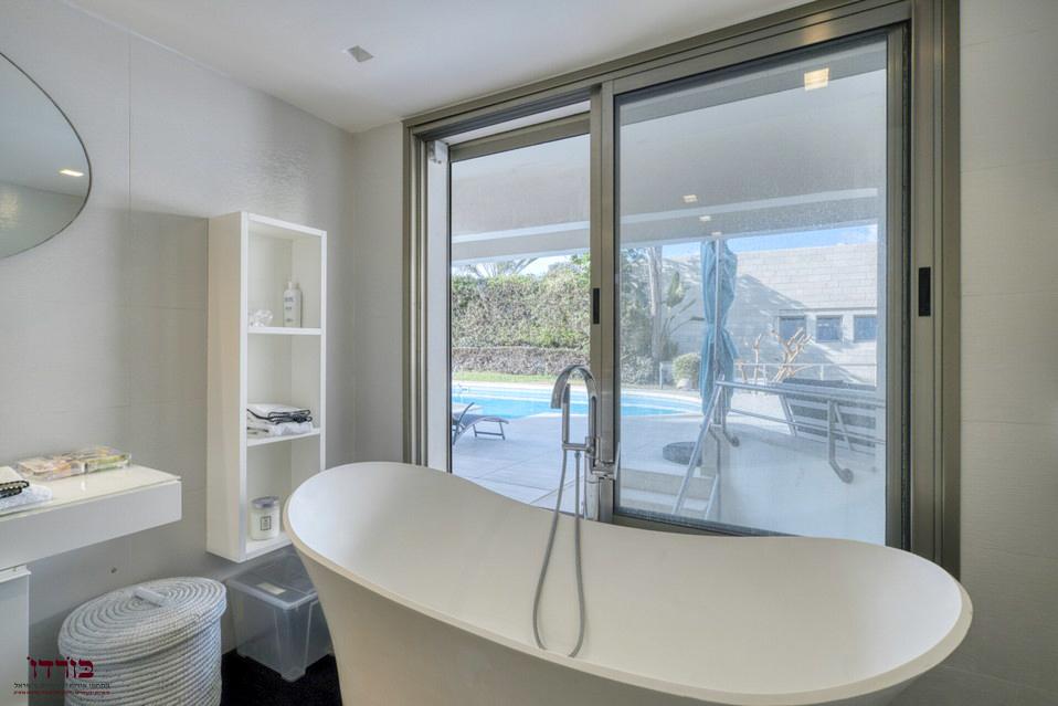 



מול חלון גדול ונוף לבריכה 

אמבטיית פריסטנדינג&nbsp;