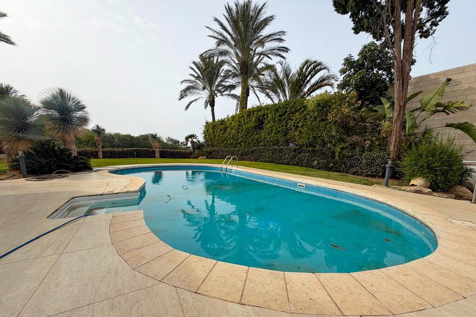 בריכה פרטית מעוגלת