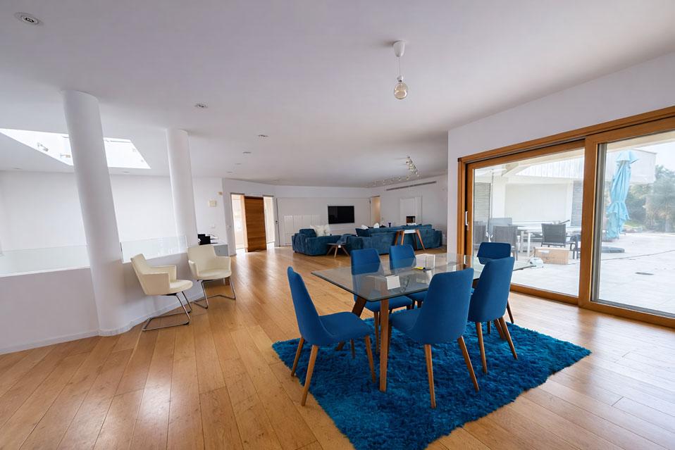 פינת אוכל פנימית מול הבריכה והחצר