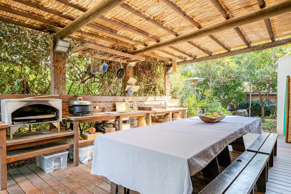 חצר מושקעת עם אזור אכילה נעים