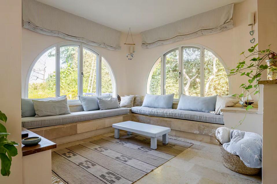 פינת משפחה נעימה בסגנון יוון