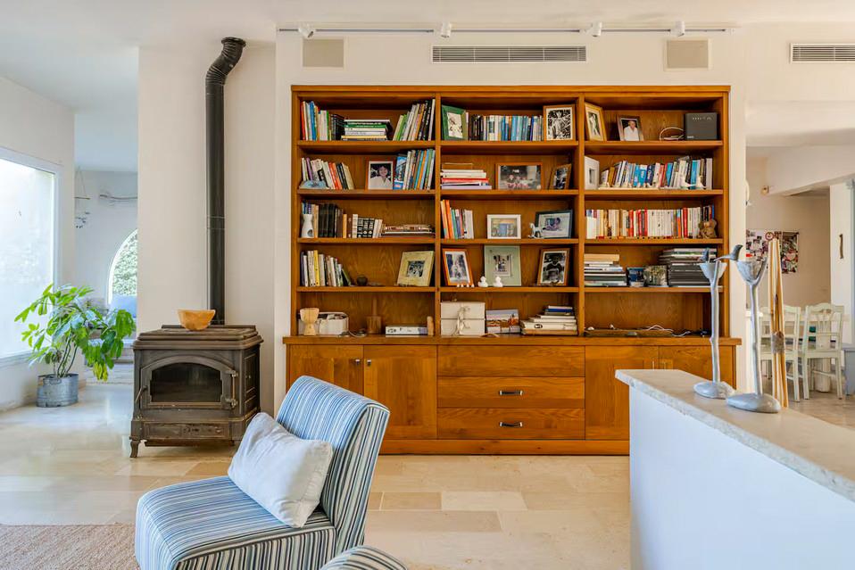 ספריה עשירה וקמין עצים לימי חורף קרירים