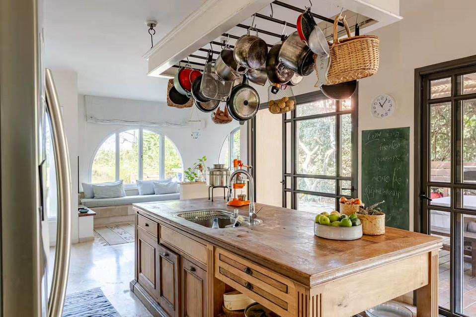 מטבח כפרי גדול – הווילה היוונית בקיסריה