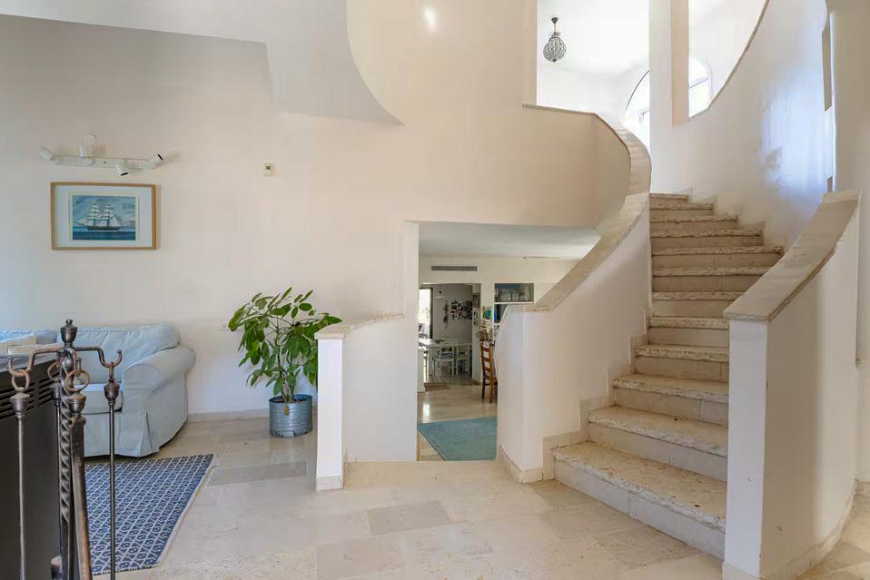 הווילה בנויה בשלושה מפלסים-חלוקה נוחה בין חדרי שינה לאזורים משותפים