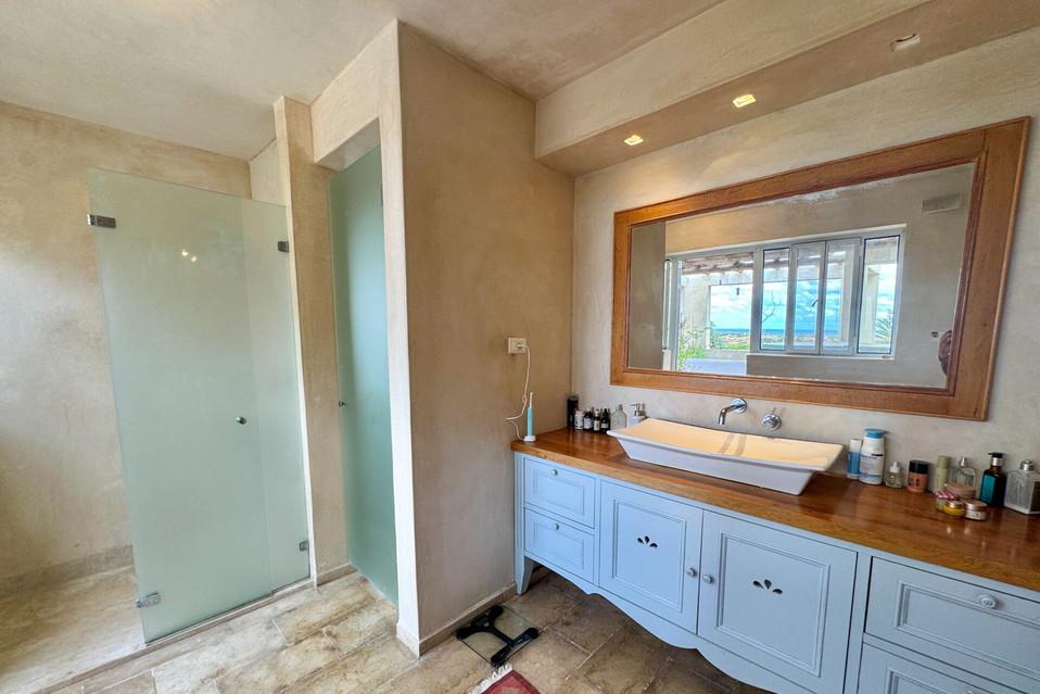 4 חדרי רחצה מאובזרים