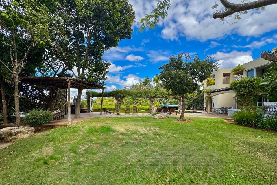 מדשאה רחבה ומטופחת- מרחבים עצומים לנופש ופנאי