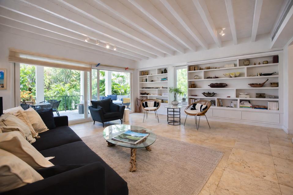 סלון אירוח גדול עם יציאה למרפסת נוף