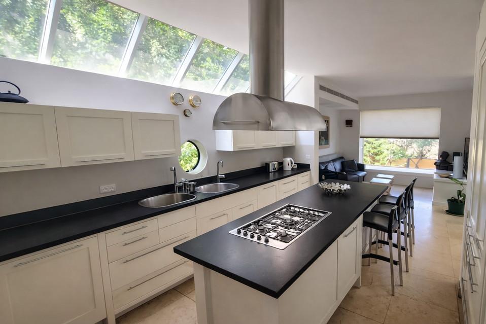 מטבח יוקרתי מאובזר באופן מושלם