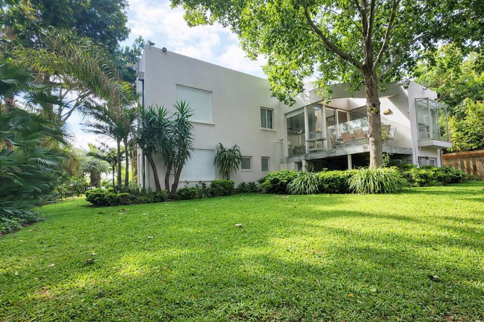 חצר פרטית גדולה עם דשא טבעי ומרחב ירוק