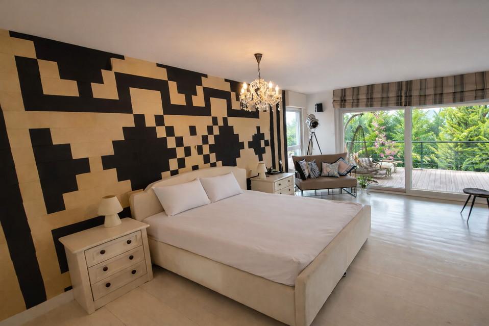 חדר מאסטר גדול ומואר עם יציאה למרפסת נוף