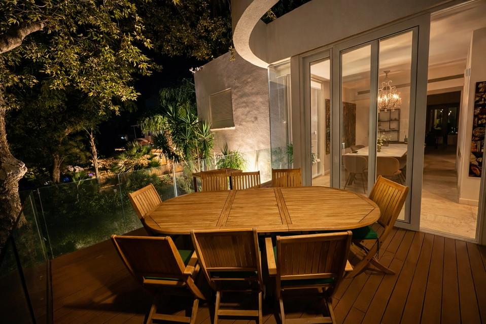 מרפסת חוץ לארוחות באוויר הפתוח